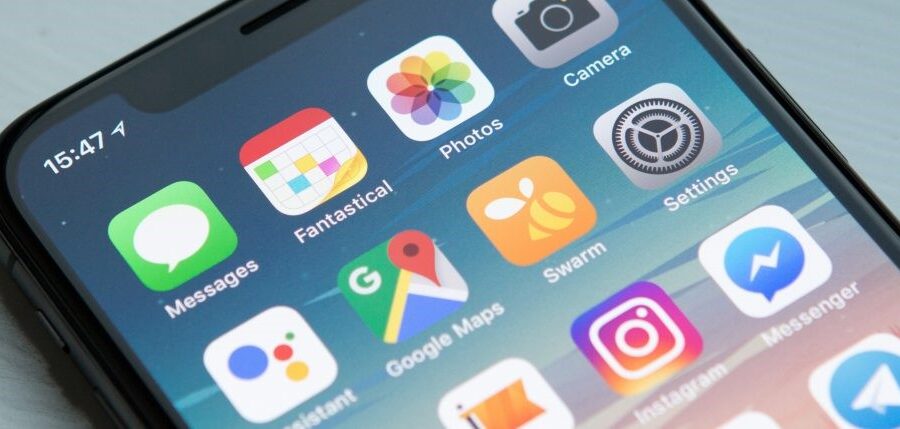 A smartphone screen displays various app icons, including Messages, Photos, Camera, Settings, Google Maps, Instagram, Messenger, and Telegram, with the time showing 15:47.